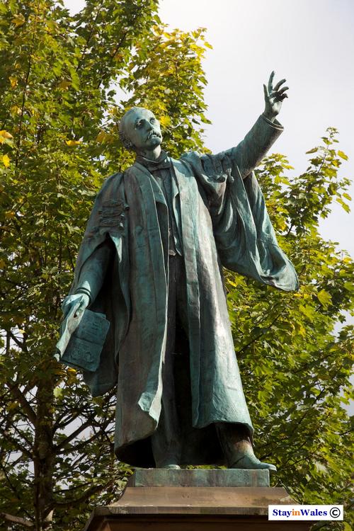 T E Ellis Statue, Bala