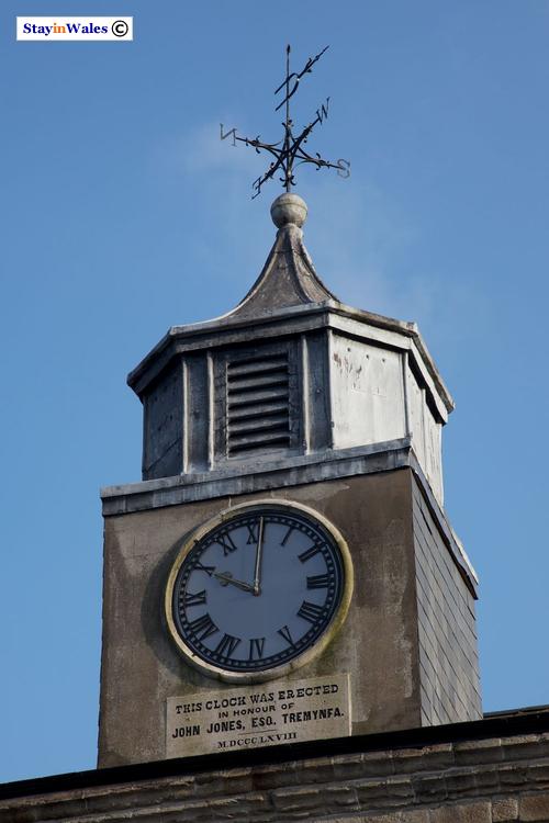 Y Cwrt Clock Weathervane, Bala
