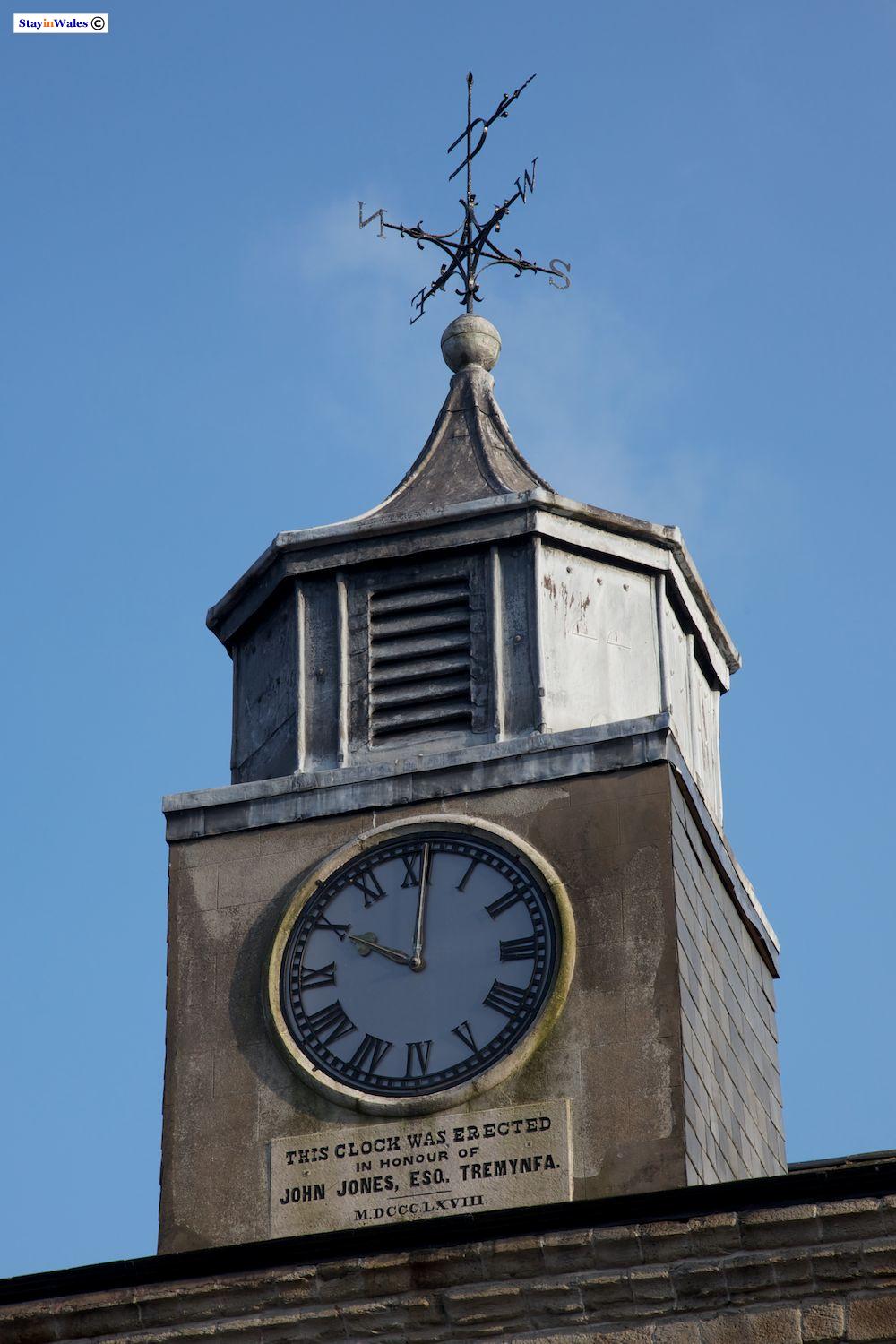Y Cwrt Clock Weathervane, Bala