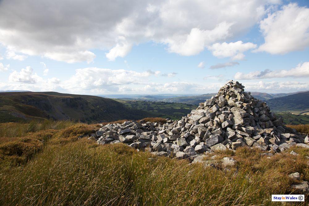Cairn above Eglwys Faen