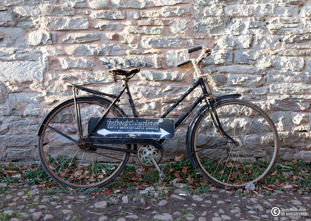 Bicycle shop sign, Hay