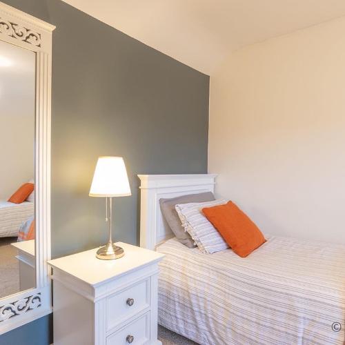 Twin bedroom