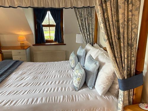 King size bed & countryside views