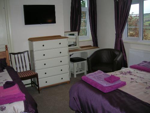 Master bedroom has King and single beds.