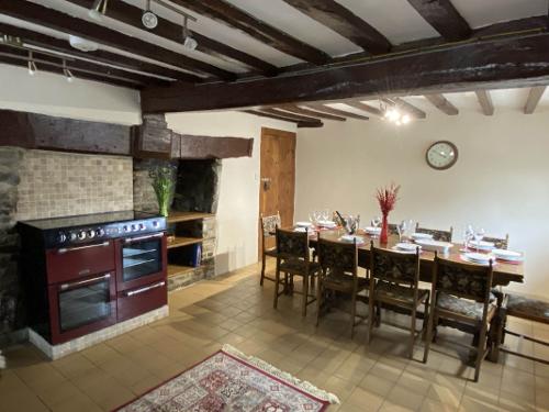 Kitchen with Range cooker