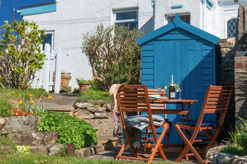 The pretty garden at Arallt Holiday Cottage