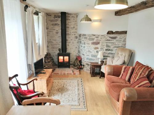 Arch Cottage - lounge with log fire and dining area