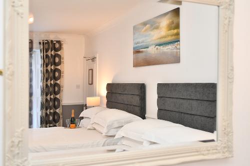 Twin bedroom - mirror view
