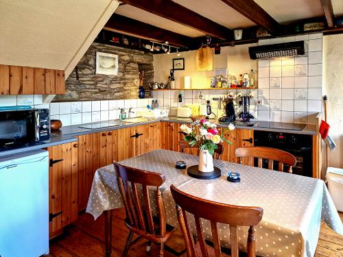 Very well equipped hand-made kitchen