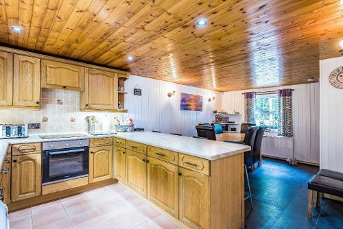 Kitchen & Dining Area