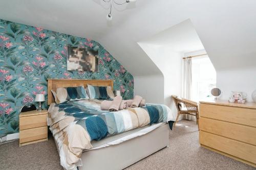 Front king size bedroom