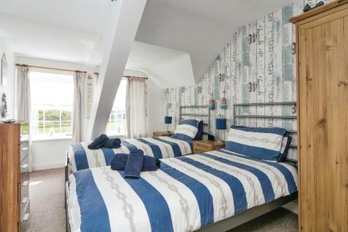 Twin bedroom