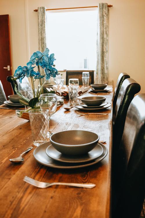 Banquet dining table