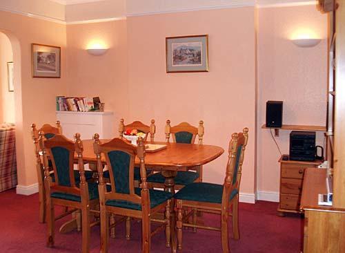 Spacious dining room which seats 6 persons comfortably