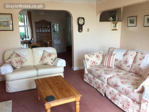 Cosy, tastefully furnished lounge