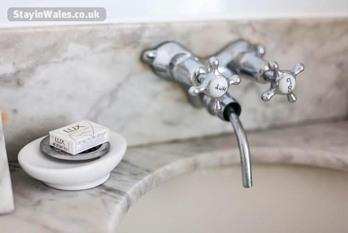 Washbasin in first floor single bedroom