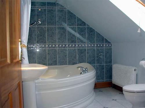 Bathroom with double-ended Jacuzzi bath