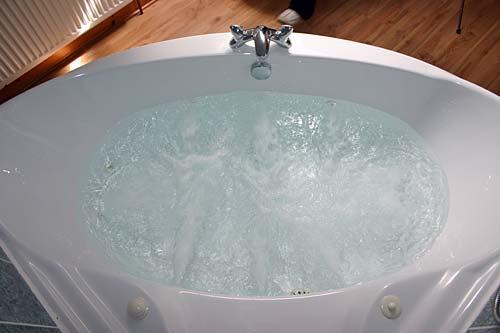 Double ended jacuzzi bath
