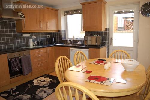 The kitchen is fully fitted with fridge/freezer, microwave and dishwasher. The kitchen has under flo