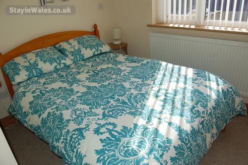 Double Bedroom. Double bed with bedside cabinets and wall lights. Bedding and towels included. Wardr