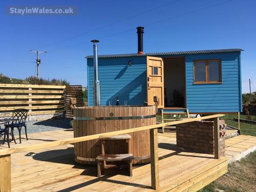 Bea's Hut, a bespoke Shepherds hut and hot tub