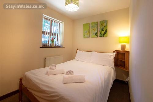 Yew Cottage - bedroom