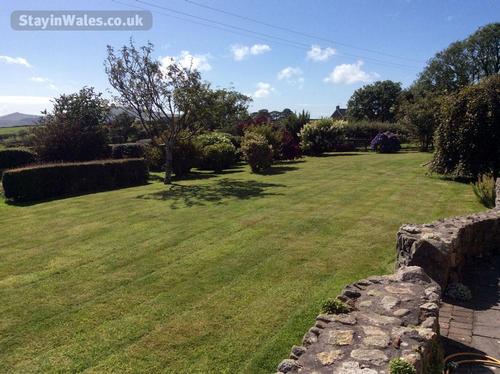 The garden at Llaingwta Cottage
