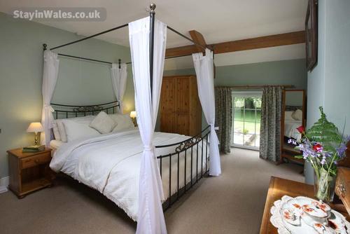 Stabl Bedroom - Four Poster Bed
