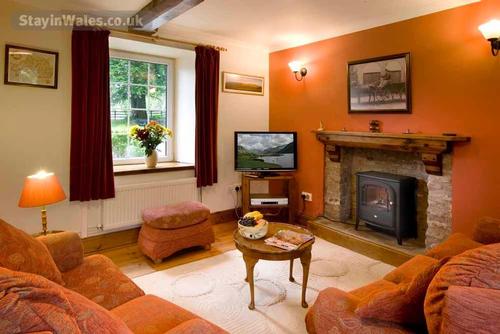 Ty Cerbyd Living Room - HDTV, Freesat