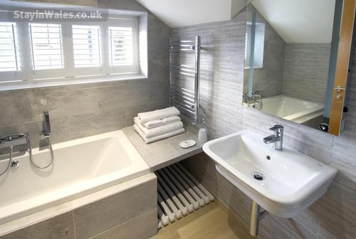 Lloc Llo bathroom
