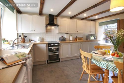 Ty Cerbyd Well equipped farmhouse kitchen