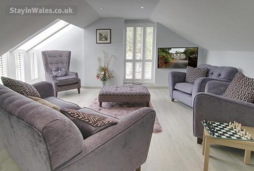 Ty Gambo lounge with comfortable seating and 4K HDTV with Freesat