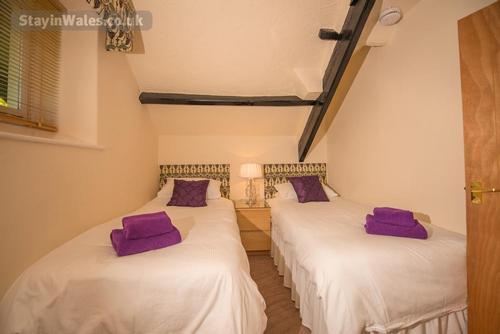 Bedroom 2 (Purple)