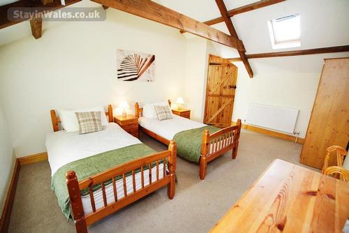 Twin bedroom