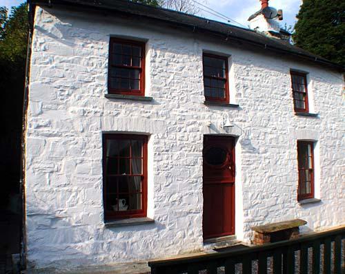 Arwel - a luxurious, characterful and traditional cottage by stunning coastline.