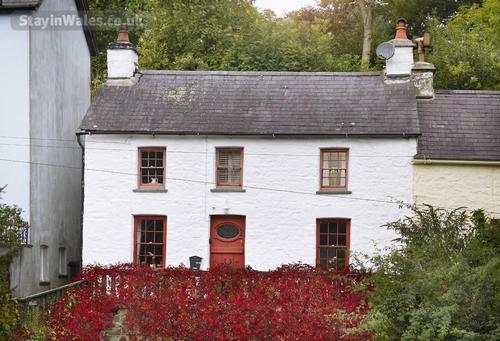 Character Welsh Cottage just a stone''s throw from the stunning heritage coastline