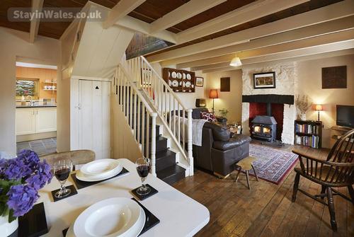 The cosy Cottage has been lovingly restored to retain all the character and ambience of this 200 yea