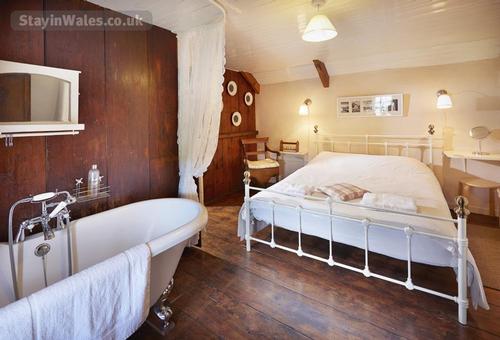 That special touch of luxury and romance with a comfortable kingsize bed and that extra special doub