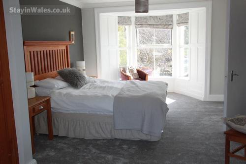 Master Bedroom with kingsize bed and ensuite