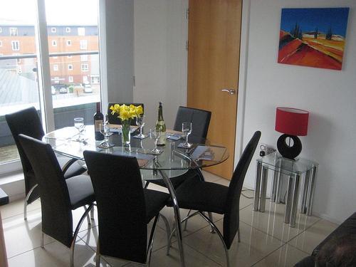 Dining Table ready for dinner for 6 people
