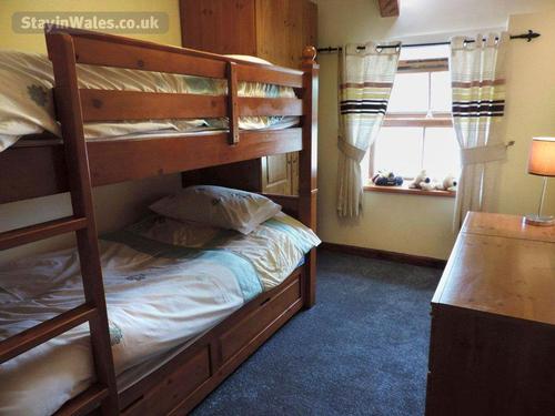 The Barn - bunk twin bedroom
