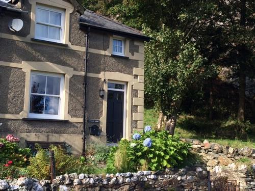 The cottage is a five minute walk from the centre of Beddgelert