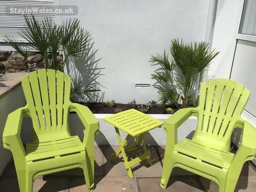 ''Sun trap'' patio