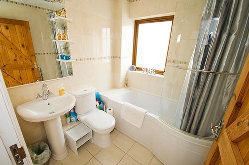 Underfloor heating ensures a warm bathroom - just add candles for a bit of romance.