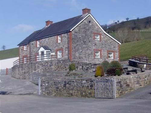 Sunnyside is a renovated farmhouse with outstanding panoramic views towards the Brecon Beacons