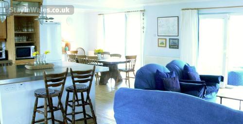 Living/dining area