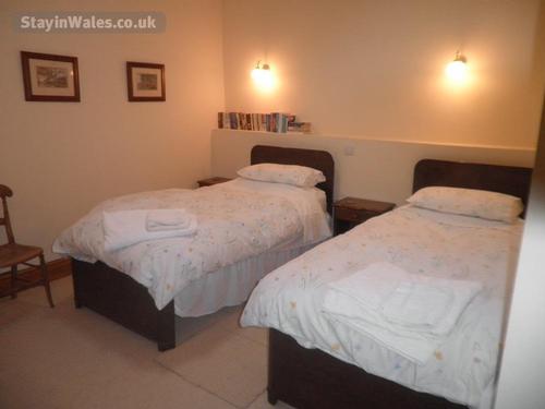 Twin bedroom