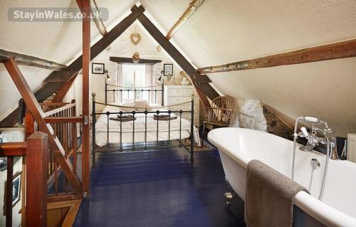 Romantic retreat with Kingsize bed and Rolltop bath