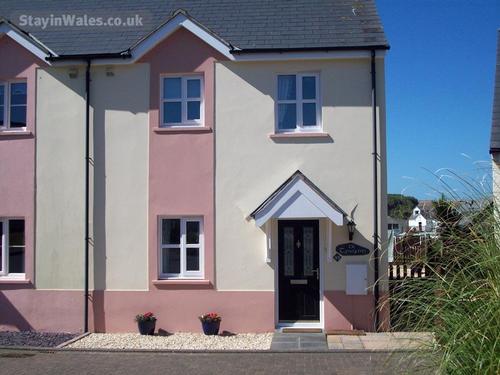 Ol Tywydd is a comfy modern holiday home just a stone''s throw from the beach at Broad Haven, Pembro