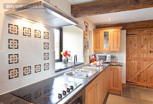 The well-equipped kitchen